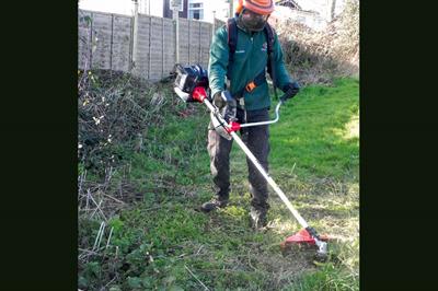 Kawasaki KBH53A hand-held brushcutter - image: HW
